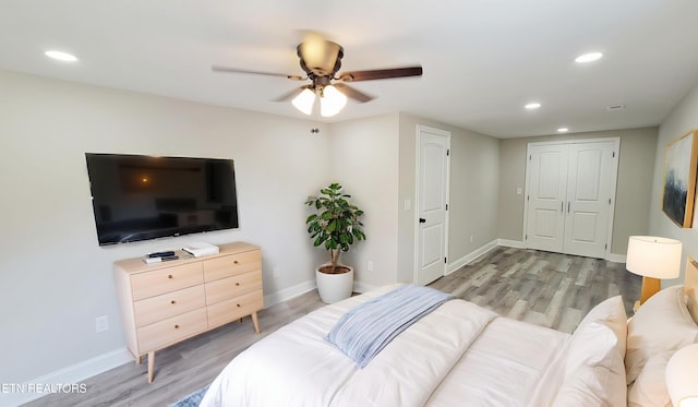 bedroom with recessed lighting, light wood-style floors, ceiling fan, and baseboards