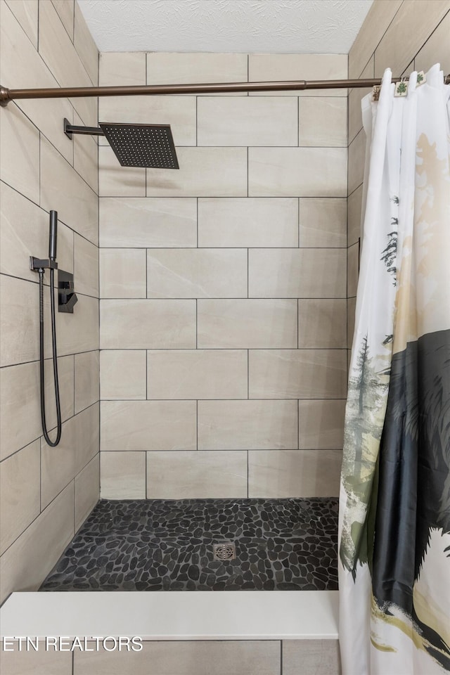 full bathroom featuring tiled shower