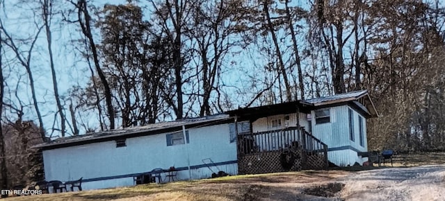 view of front of home featuring metal roof