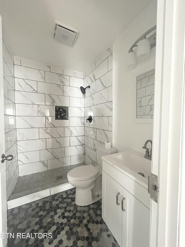 526 S Castle St, Knoxville, TN 37914 - full bathroom featuring toilet, visible vents, a tile shower, and vanity