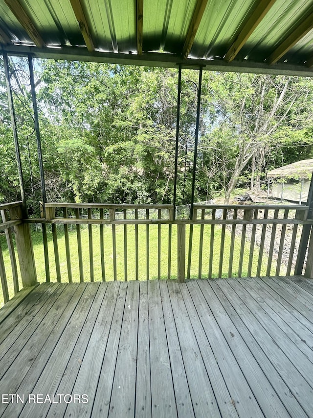 526 S Castle St, Knoxville, TN 37914 - deck featuring a yard