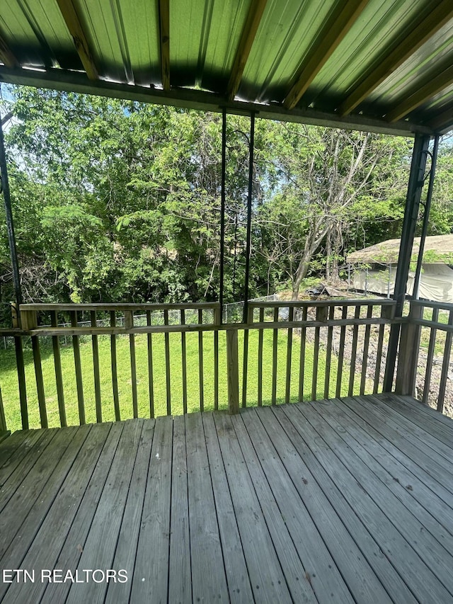 526 S Castle St, Knoxville, TN 37914 - wooden terrace with a yard