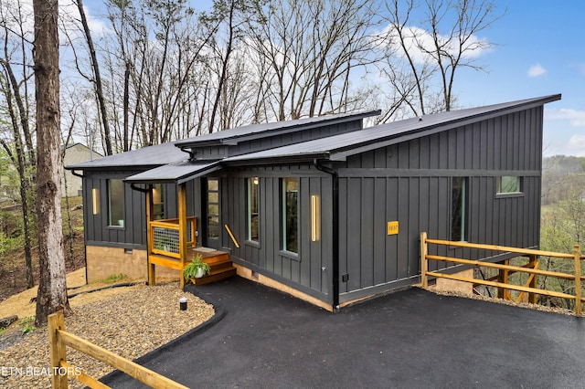 - Chinquapin Drive, Sevierville, TN 37876 - view of front of property with board and batten siding and fence