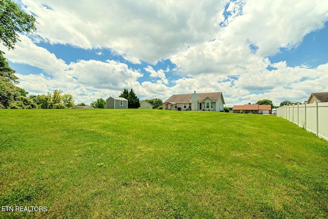 view of yard with an outbuilding