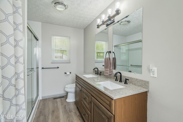 full bath with visible vents, a sink, and a shower with shower curtain