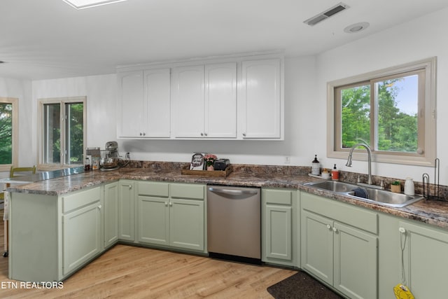 1819 Big Buck Ln, Sevierville, TN 37876 - kitchen featuring green cabinets, stainless steel dishwasher, a sink, and a peninsula