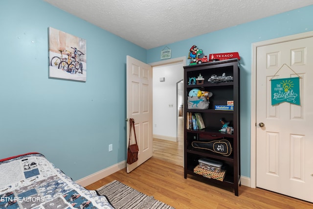 1819 Big Buck Ln, Sevierville, TN 37876 - bedroom featuring light wood finished floors, a textured ceiling, and baseboards