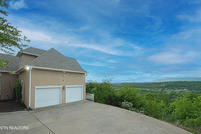 1012 Falcon Crest Dr, Seymour, TN 37865 - garage featuring driveway