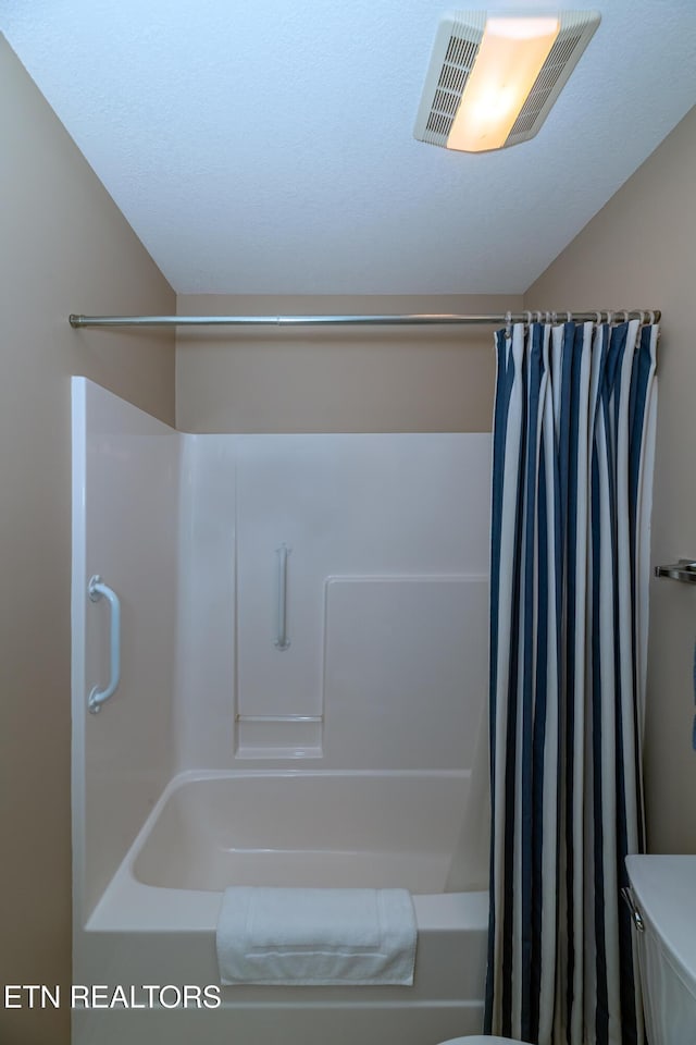 bathroom featuring shower / bathtub combination with curtain, visible vents, and toilet