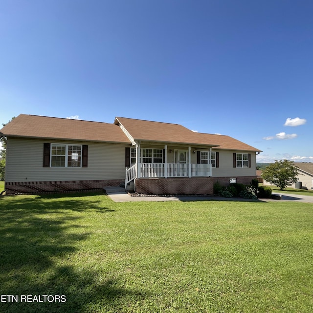 1533 Kildee Ln, Sevierville, TN 37862 - ranch-style home with covered porch and a front lawn