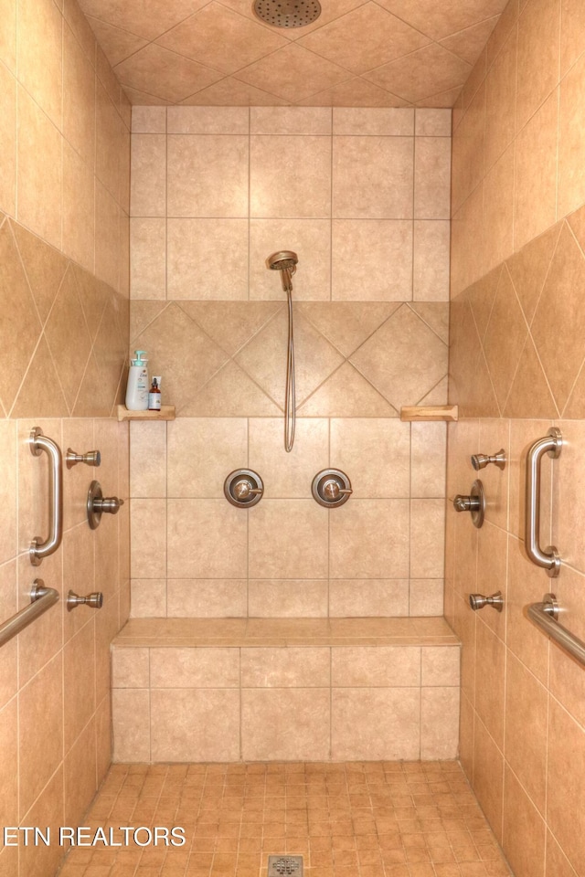 bathroom featuring a tile shower