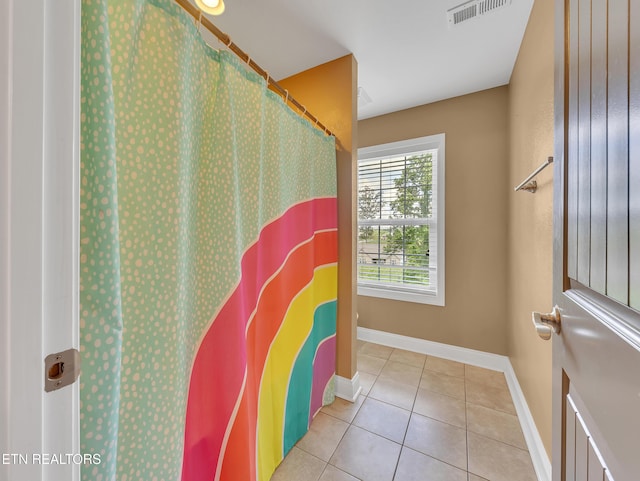 1810 Griffitts Mill Cir, Maryville, TN 37803 - full bath featuring tile patterned flooring, baseboards, and a shower with curtain