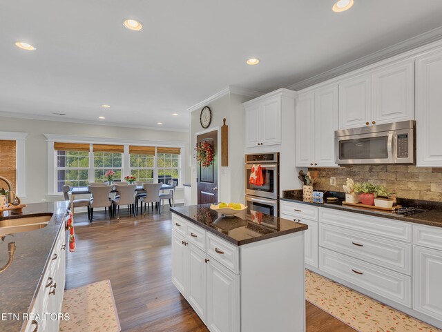 1810 Griffitts Mill Cir, Maryville, TN 37803 - kitchen featuring stainless steel appliances, a sink, crown molding, white cabinets, and tasteful backsplash