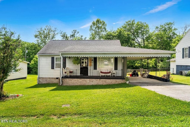 view of front of home featuring a shingled roof, a front yard, and a carport