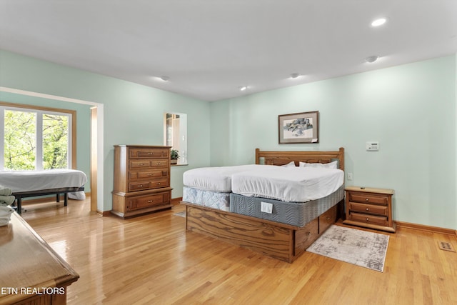 bedroom featuring light wood-style floors, recessed lighting, and baseboards