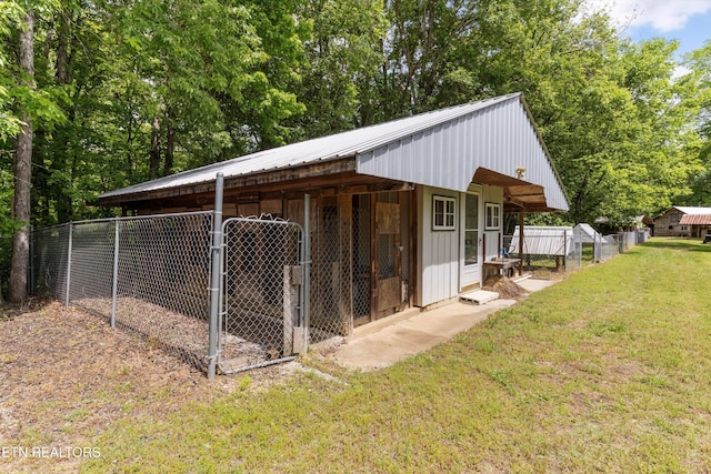 view of outdoor structure with an outbuilding