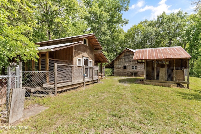 view of yard with an outbuilding