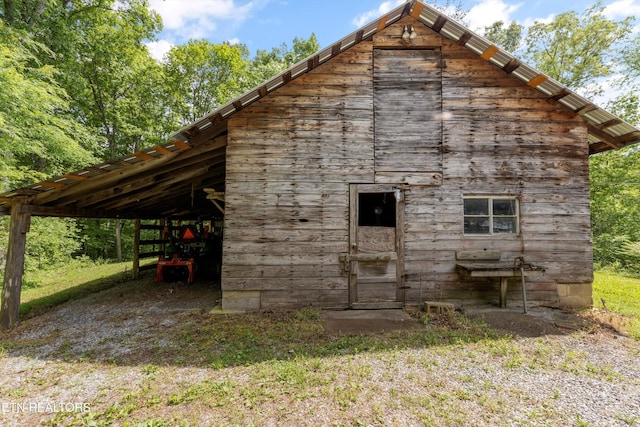 view of outdoor structure with an outbuilding