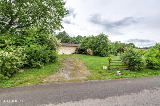 375 Rainbow Rd, Sevierville, TN 37862 - view of front facade with a front lawn, driveway, and an attached garage
