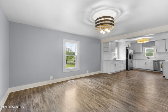 501 Ferry St, Loudon, TN 37774 - kitchen with stainless steel appliances, dark wood-style flooring, backsplash, a sink, and a chandelier