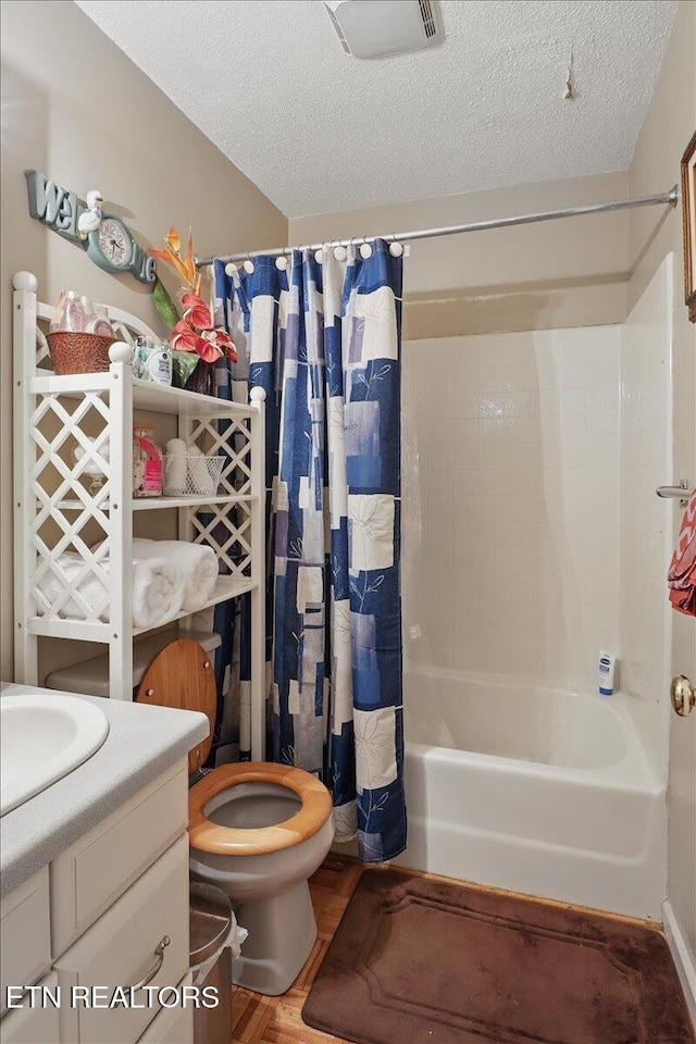 523 N 30th St, Middlesboro, KY 40965 - full bathroom featuring a textured ceiling, shower / bath combo with shower curtain, toilet, vanity, and wood finished floors