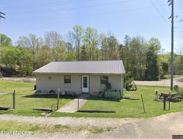 102 Rostron Ln, Clinton, TN 37716 - view of front of home with a front lawn, fence, and metal roof