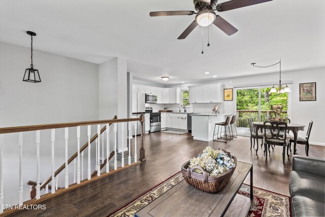 10212 Birch Hill Ln, Knoxville, TN 37932 - living area featuring dark wood-type flooring, ceiling fan, recessed lighting, and baseboards