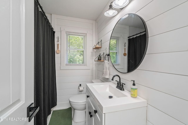 full bathroom featuring vanity, toilet, and a shower with curtain