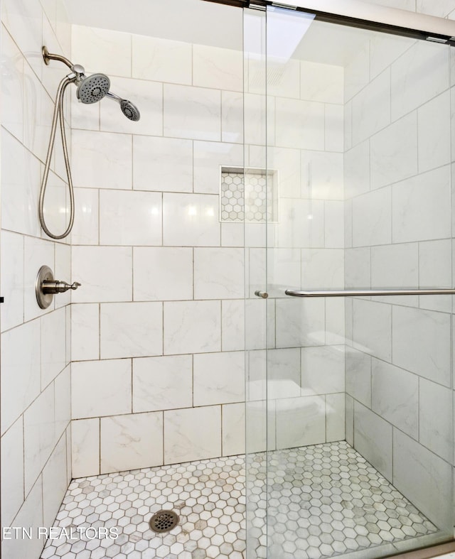 131 Clifton Cir, Oak Ridge, TN 37830 - bathroom with a shower stall