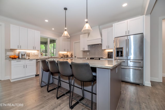8304 Davis Ferry Rd, Loudon, TN 37774 - kitchen featuring a breakfast bar, stainless steel appliances, tasteful backsplash, and custom range hood