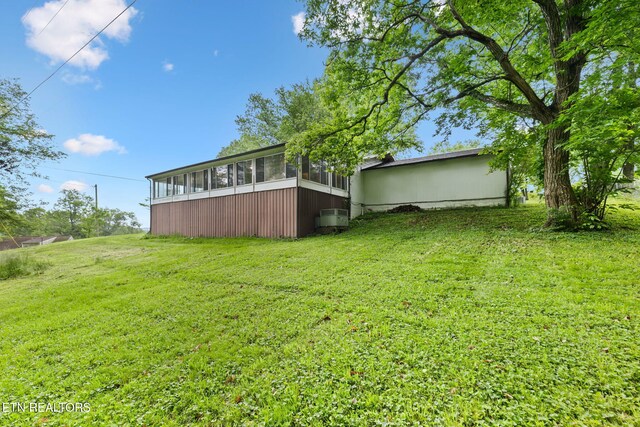 138 Lilac Dr, Lafollette, TN 37766 - view of grassy yard featuring a sunroom