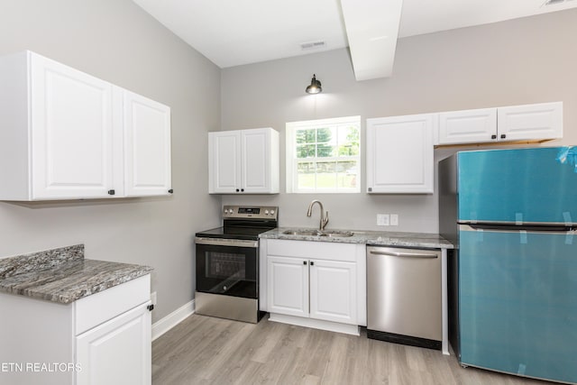 2208 Sanderson Rd, Knoxville, TN 37921 - kitchen with a sink, stainless steel appliances, light wood-type flooring, visible vents, and light stone countertops