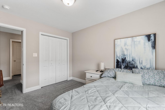 carpeted bedroom featuring baseboards and a closet