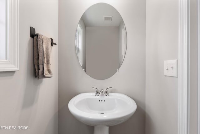 bathroom featuring a sink