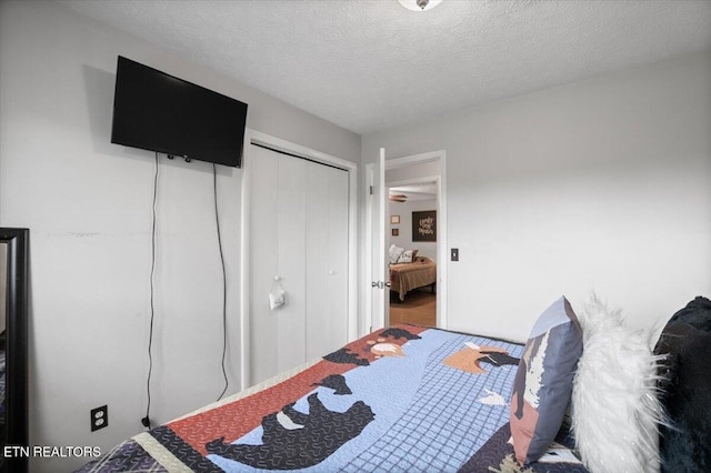bedroom featuring a closet and a textured ceiling