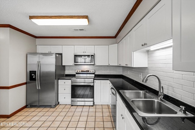 5039 Griffins Gate Ln, Knoxville, TN 37912 - kitchen featuring a sink, stainless steel appliances, a textured ceiling, visible vents, and backsplash
