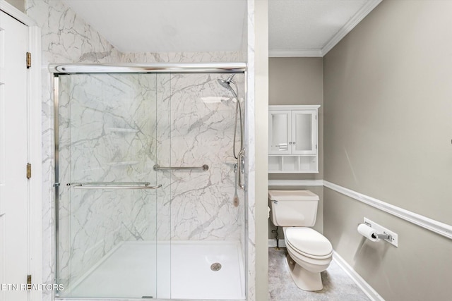 5039 Griffins Gate Ln, Knoxville, TN 37912 - full bathroom featuring toilet, baseboards, crown molding, and a marble finish shower