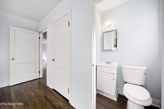 908 Glenoaks Dr, Knoxville, TN 37918 - half bath featuring wood finished floors, toilet, baseboards, and vanity