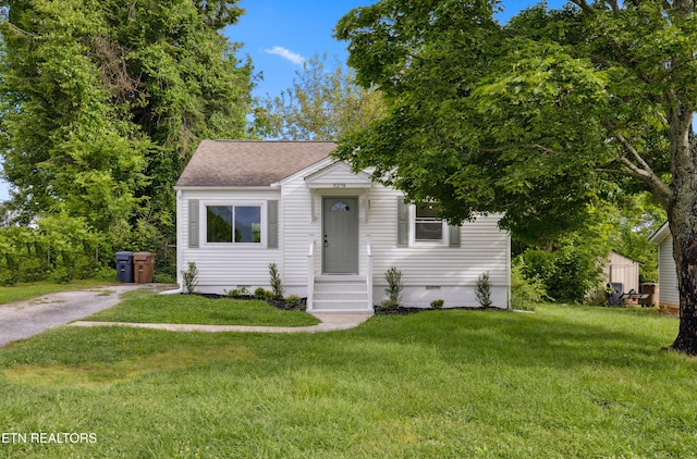 3219 Sunset Ave, Knoxville, TN 37914 - view of front facade featuring a front lawn and a shingled roof