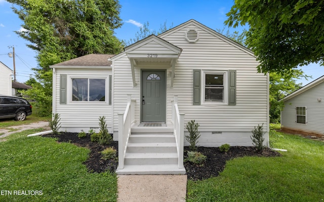 3219 Sunset Ave, Knoxville, TN 37914 - view of front facade featuring crawl space, a front yard, and roof with shingles