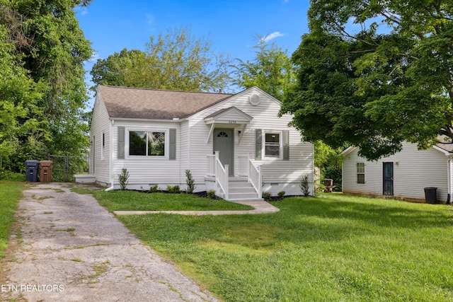 3219 Sunset Ave, Knoxville, TN 37914 - bungalow-style home with roof with shingles, a front yard, and driveway