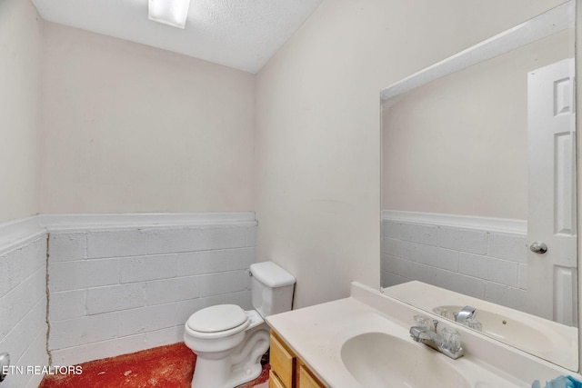 1182 Murrell Rd, Morristown, TN 37814 - half bathroom with vanity, toilet, wainscoting, and a textured ceiling