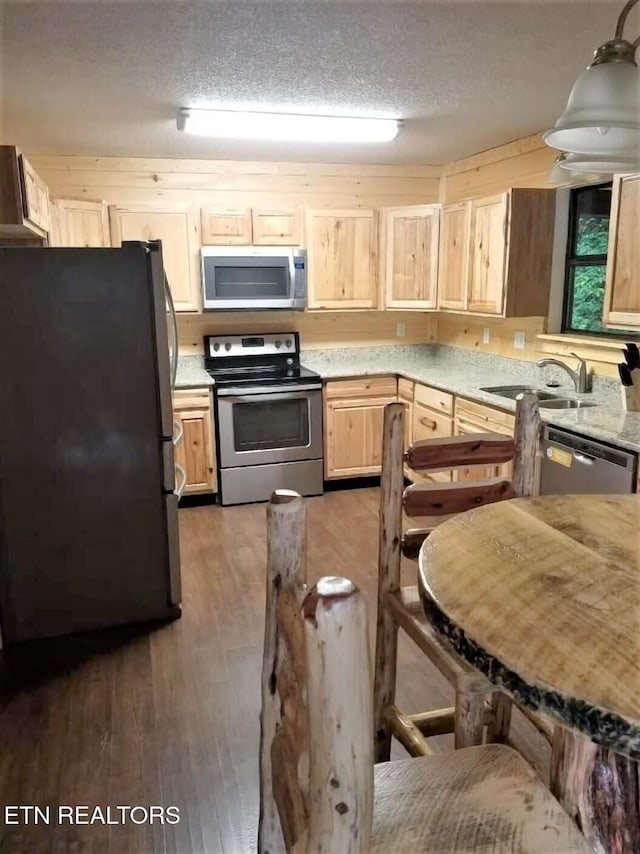 547 Hawks Trl, Gatlinburg, TN 37738 - kitchen featuring stainless steel appliances, light brown cabinets, light countertops, a sink, and wood finished floors