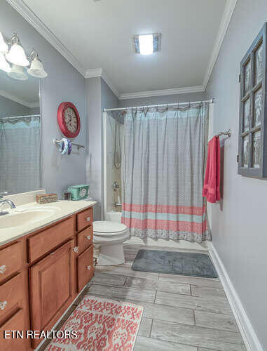 515 Oak Landing Ln Unit 4, Knoxville, TN 37934 - full bath with ornamental molding, vanity, toilet, shower / tub combo with curtain, and baseboards