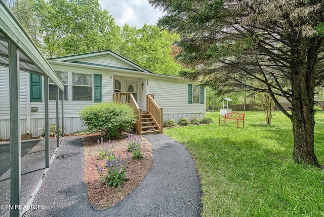 manufactured / mobile home featuring a front lawn