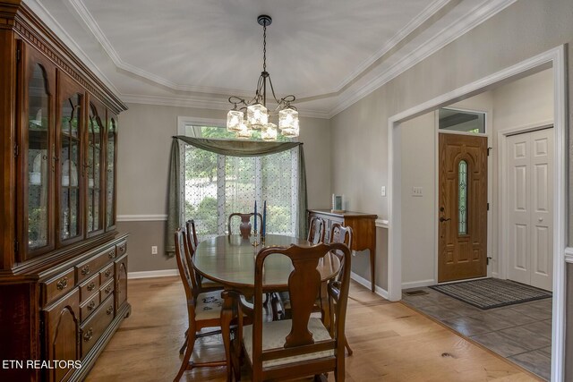 401 Shawnee Pl, Loudon, TN 37774 - dining space with light wood-style flooring, a chandelier, baseboards, and crown molding