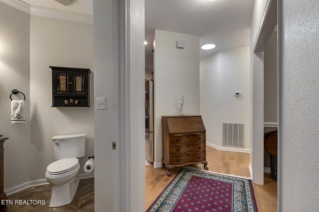 401 Shawnee Pl, Loudon, TN 37774 - bathroom with toilet, wood finished floors, and baseboards