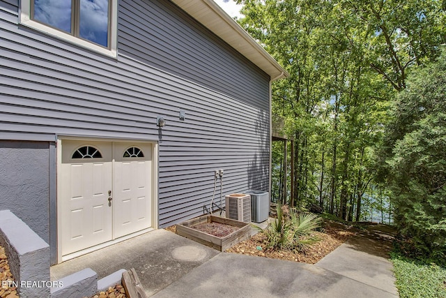 401 Shawnee Pl, Loudon, TN 37774 - view of exterior entry featuring central AC