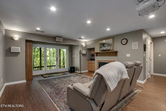 401 Shawnee Pl, Loudon, TN 37774 - living area with baseboards, wood finished floors, a fireplace, and recessed lighting
