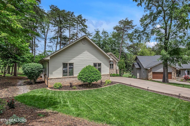 view of front of home featuring driveway and a front lawn